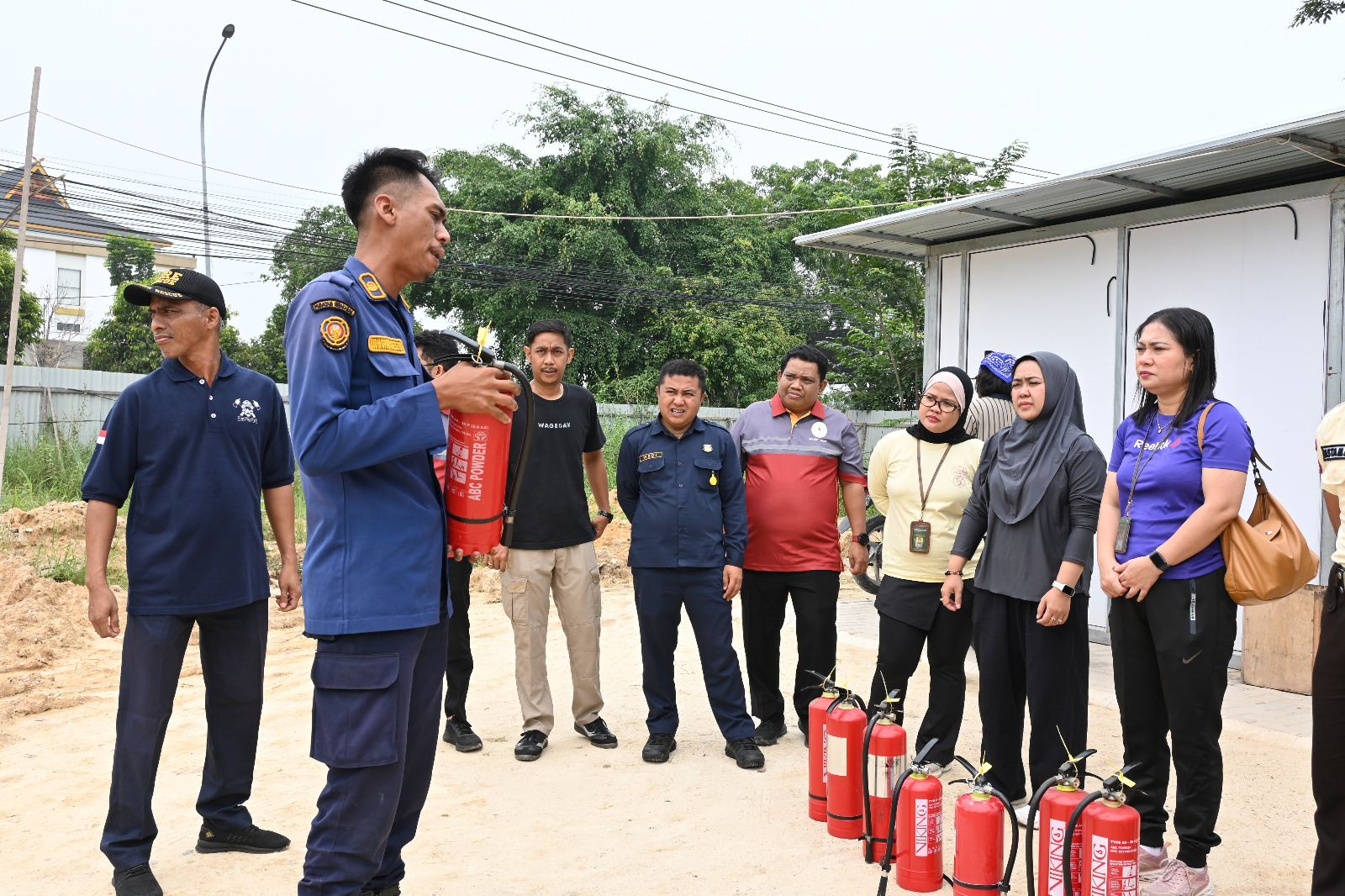 Pengadilan Negeri Pekanbaru Melaksanakan Simulasi Penggunaan APAR (Alat Pemadam Api Ringan)
