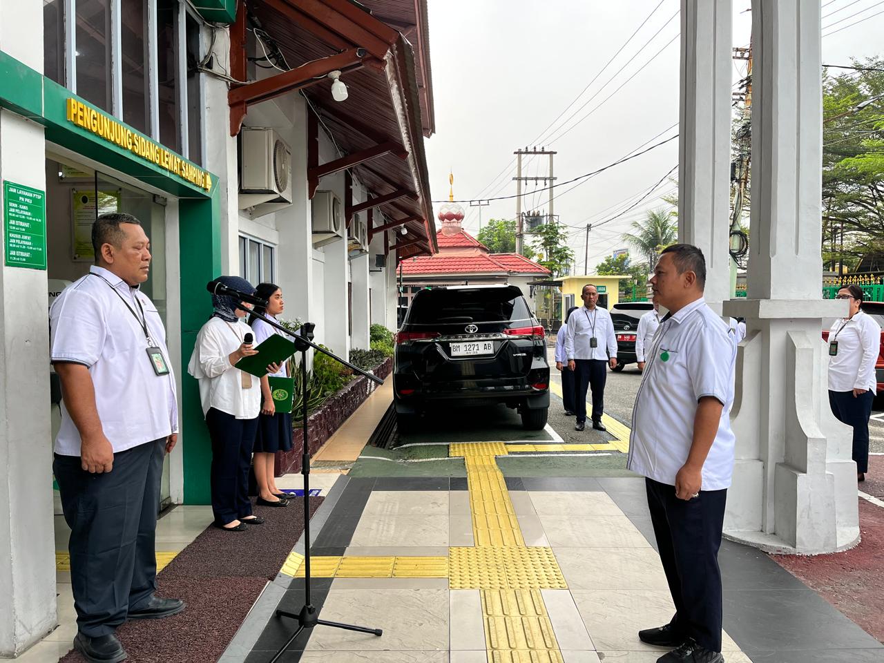 Pelaksanaan Apel Pagi Pengadilan Negeri Pekanbaru Bersama Ketua Pengadilan Negeri Pekanbaru Bapak Arief Boediono, S.H., M.H.