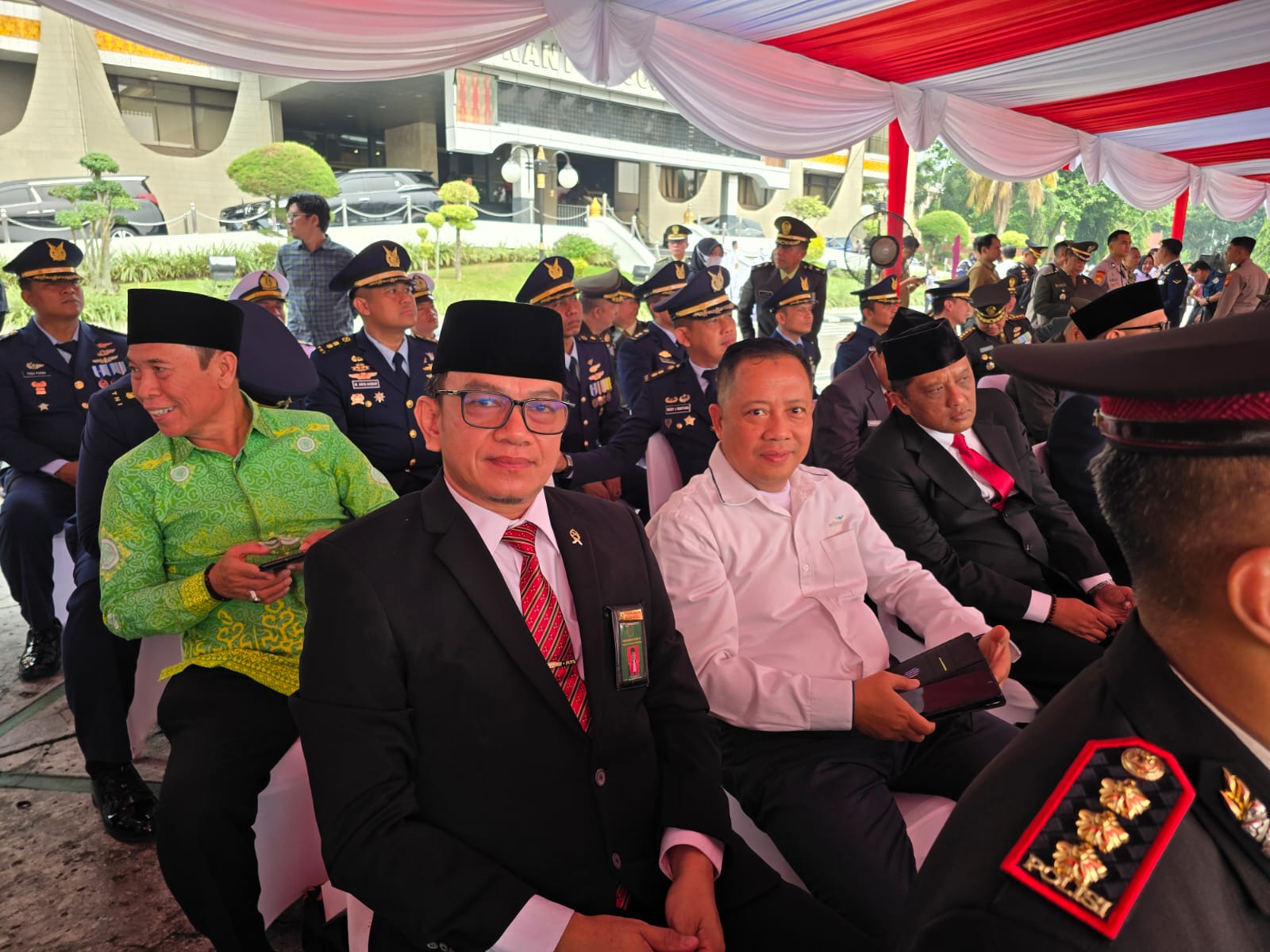 Hakim Pengadilan Negeri Pekanbaru Bapak Yuliazmen, S.H., M.H Menghadiri Upacara Peringatan HUT TNI ke 81 Tahun 2026 di Halaman Kantor Gubernur Riau